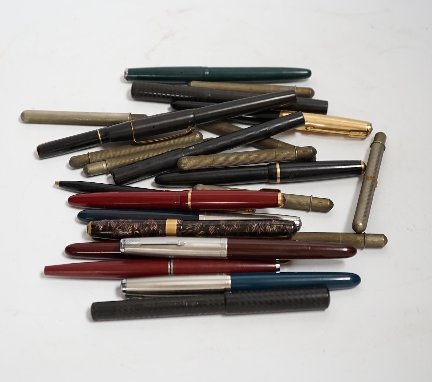 A quantity of fountain pens including Parker. Some with 14k gold nibs